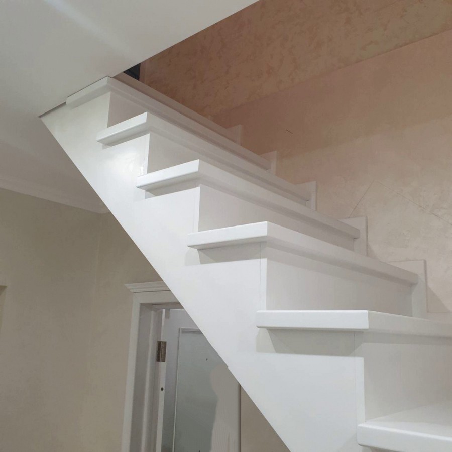 белая деревянная лестница